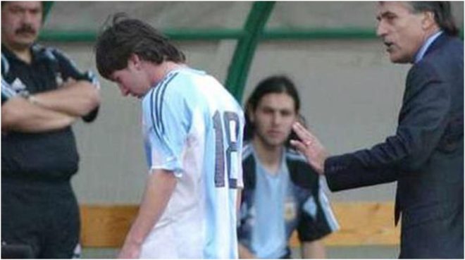 Tocalli saluda a Messi en un partido de Argentina.