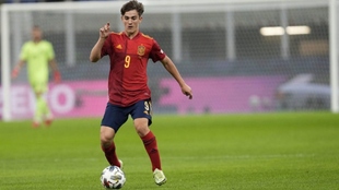 Pablo Gavi (17) disputando un partido con la Selección Española