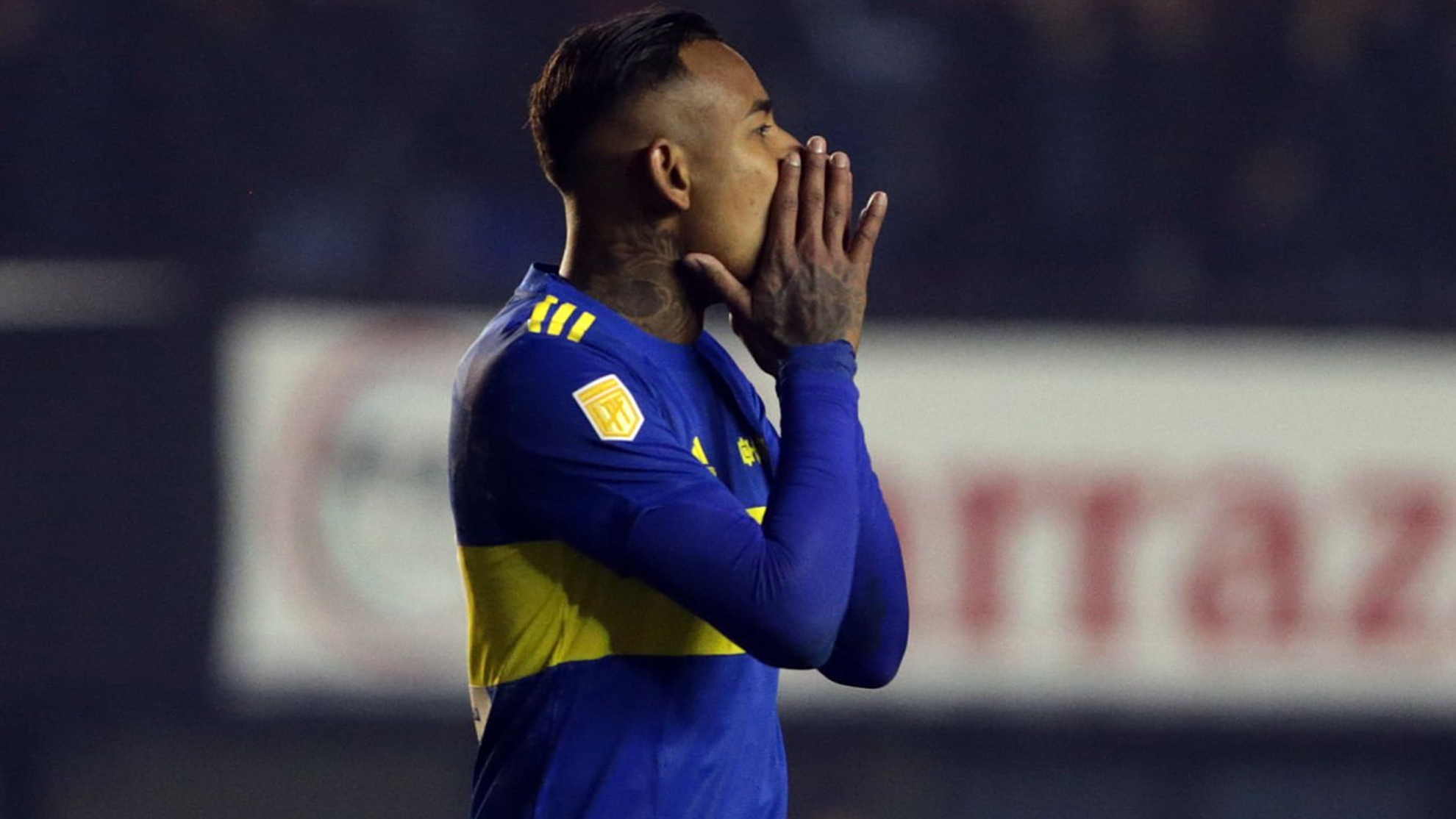 Sebastián Villa se lamenta tras desperdiciar una opción de gol.