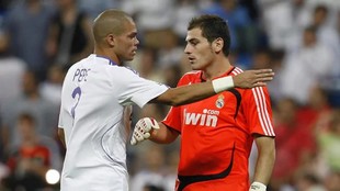 Pepe y Casillas hablando sobre el campo.