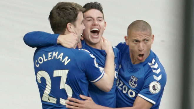 Richarlison celebra un gol del Everton con James y Coleman