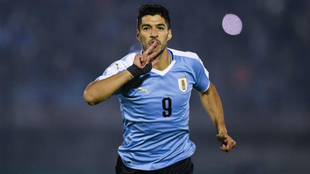 Luis Suárez celebrando un gol con Uruguay