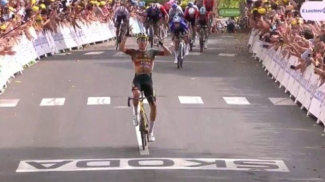 Laporte levanta los brazos tras lograr su victoria en el Tour