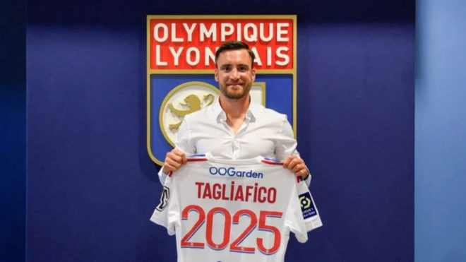 Tagliafico posa con su nueva camiseta del Olympique de Lyon