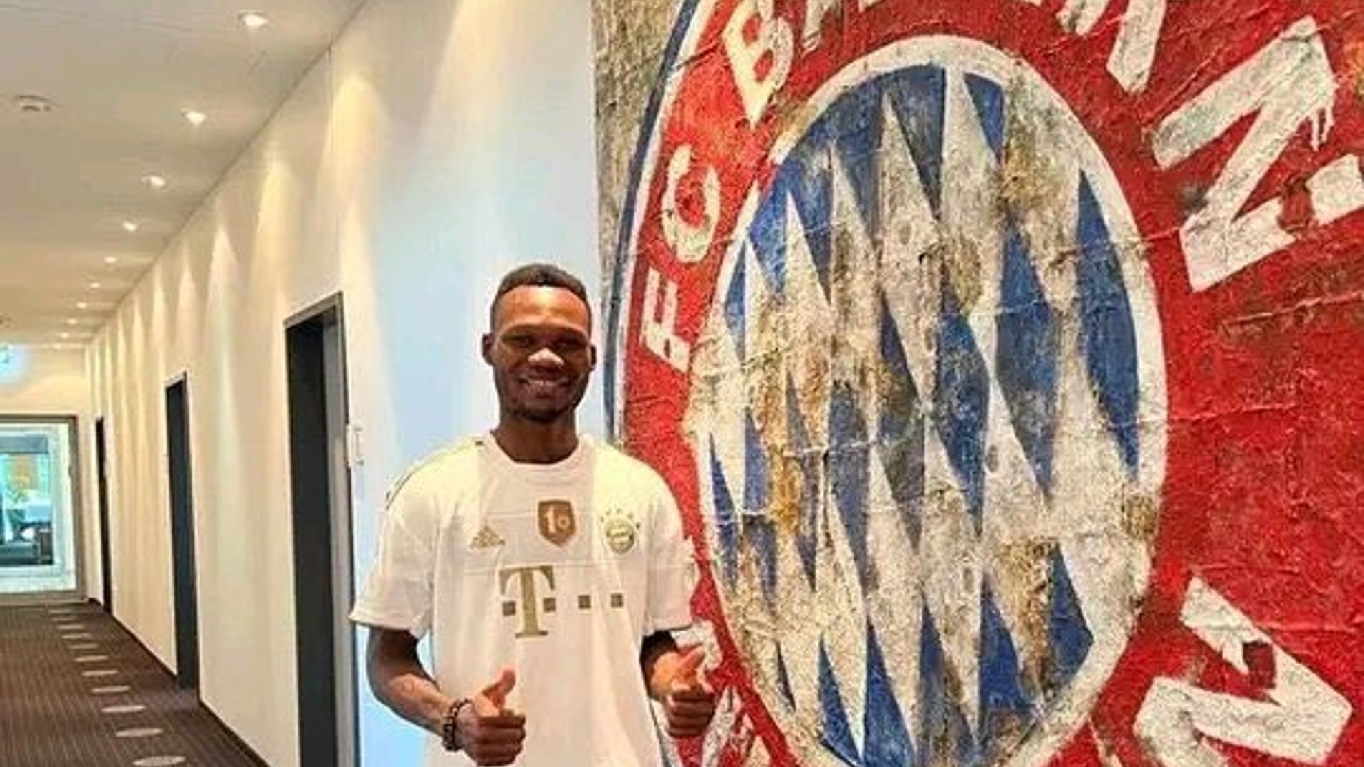 Désiré Ségbé Azankpo posa con la camiseta del Bayern