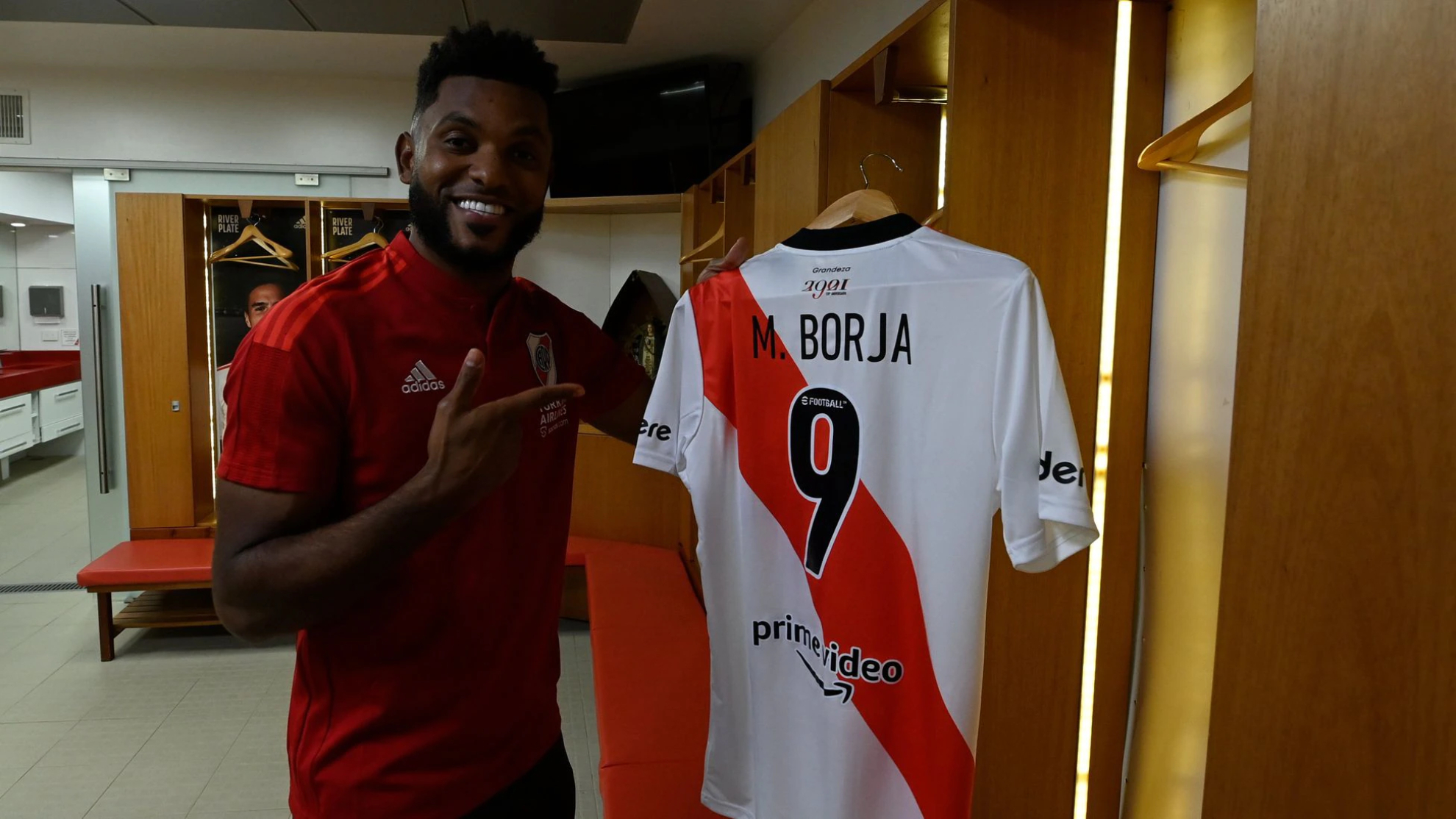 Miguel Borja posa con la camiseta de River Plate