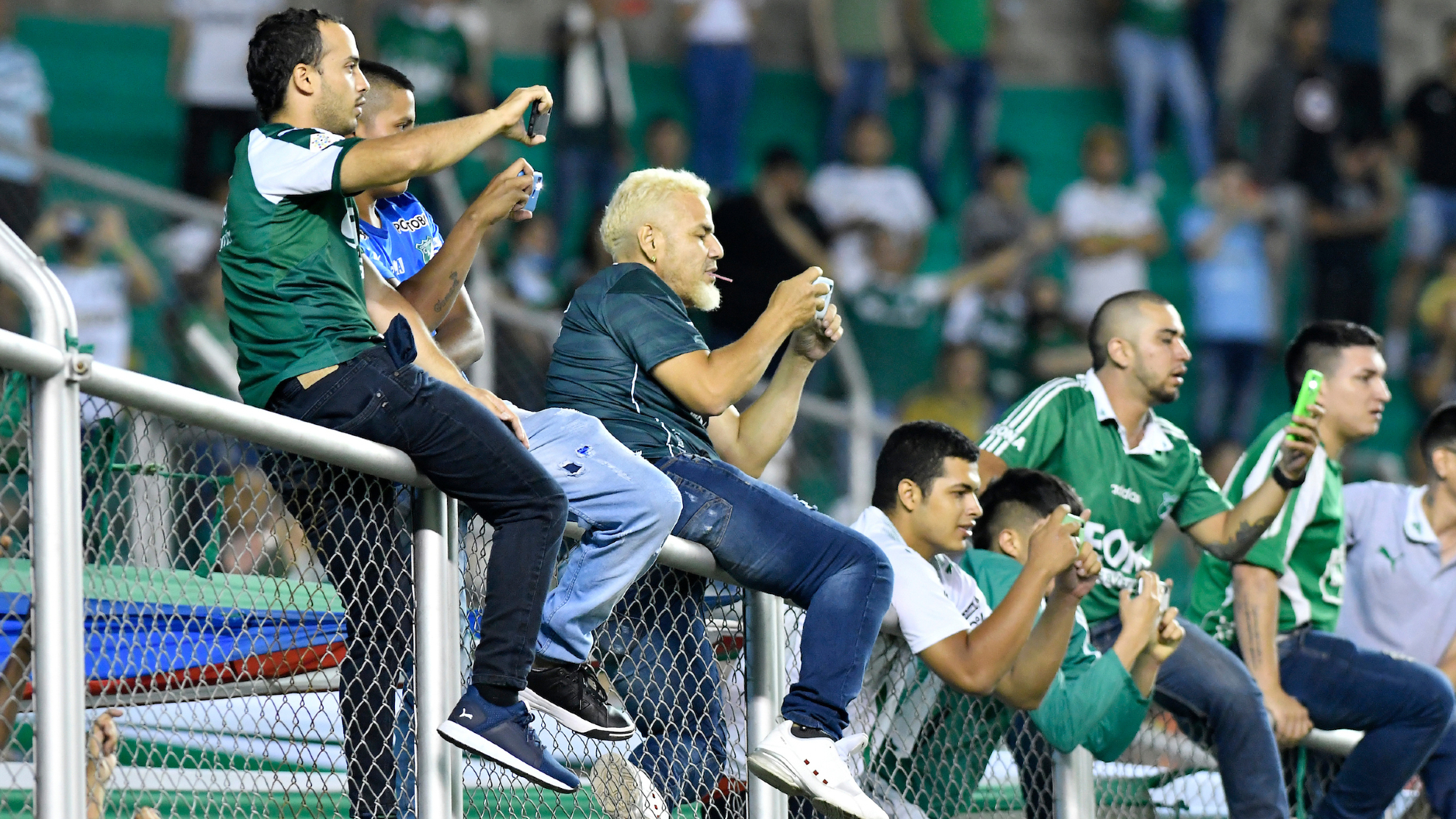 Aficionados del Deportivo Cali, en el estadio de Palmaseca.