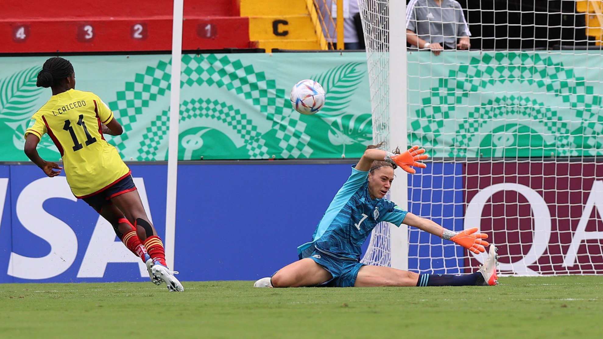 Una de los momentos claves cuando la portera alemana salvó el gol de...