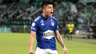 Daniel Ruiz celebra un gol con Millonarios.