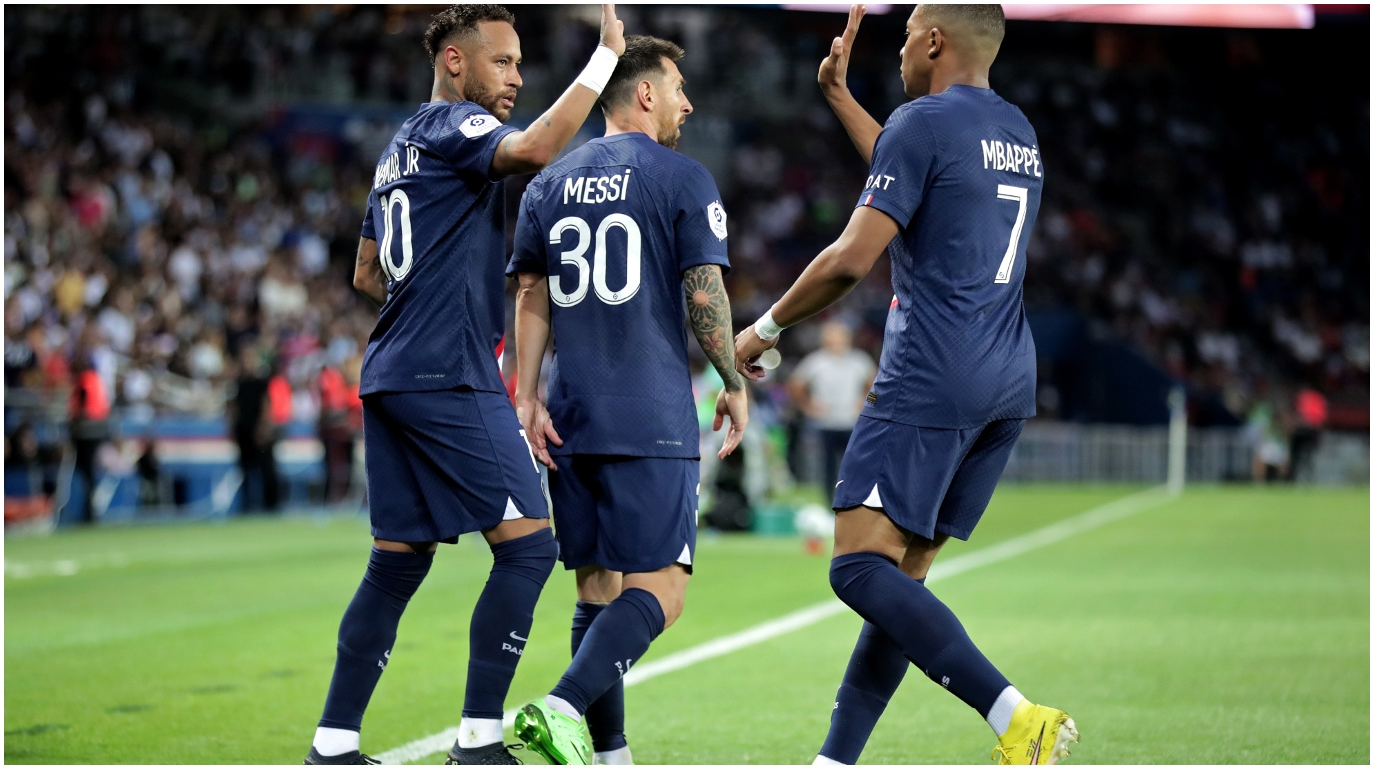 Neymar, Messi y Mbappé festejan un gl del PSG.