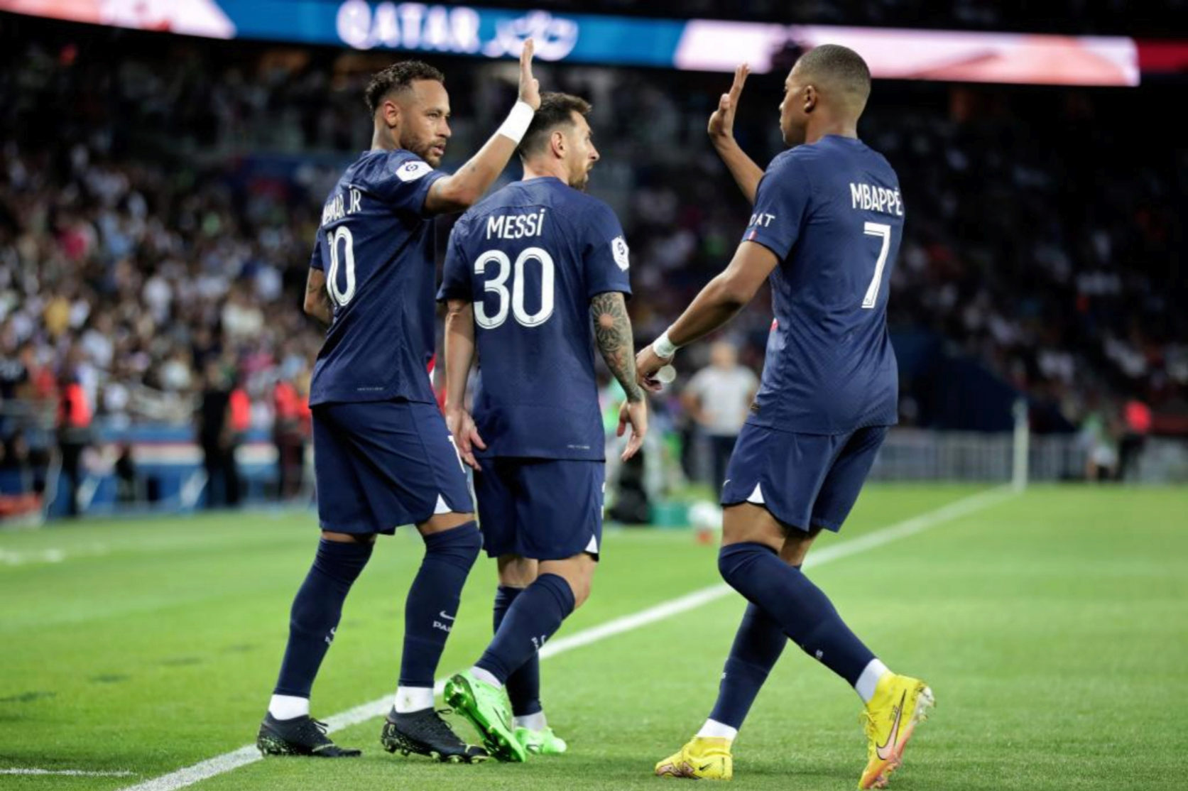 Mbappé, Neymar  y Messi celebran un gol del PSG