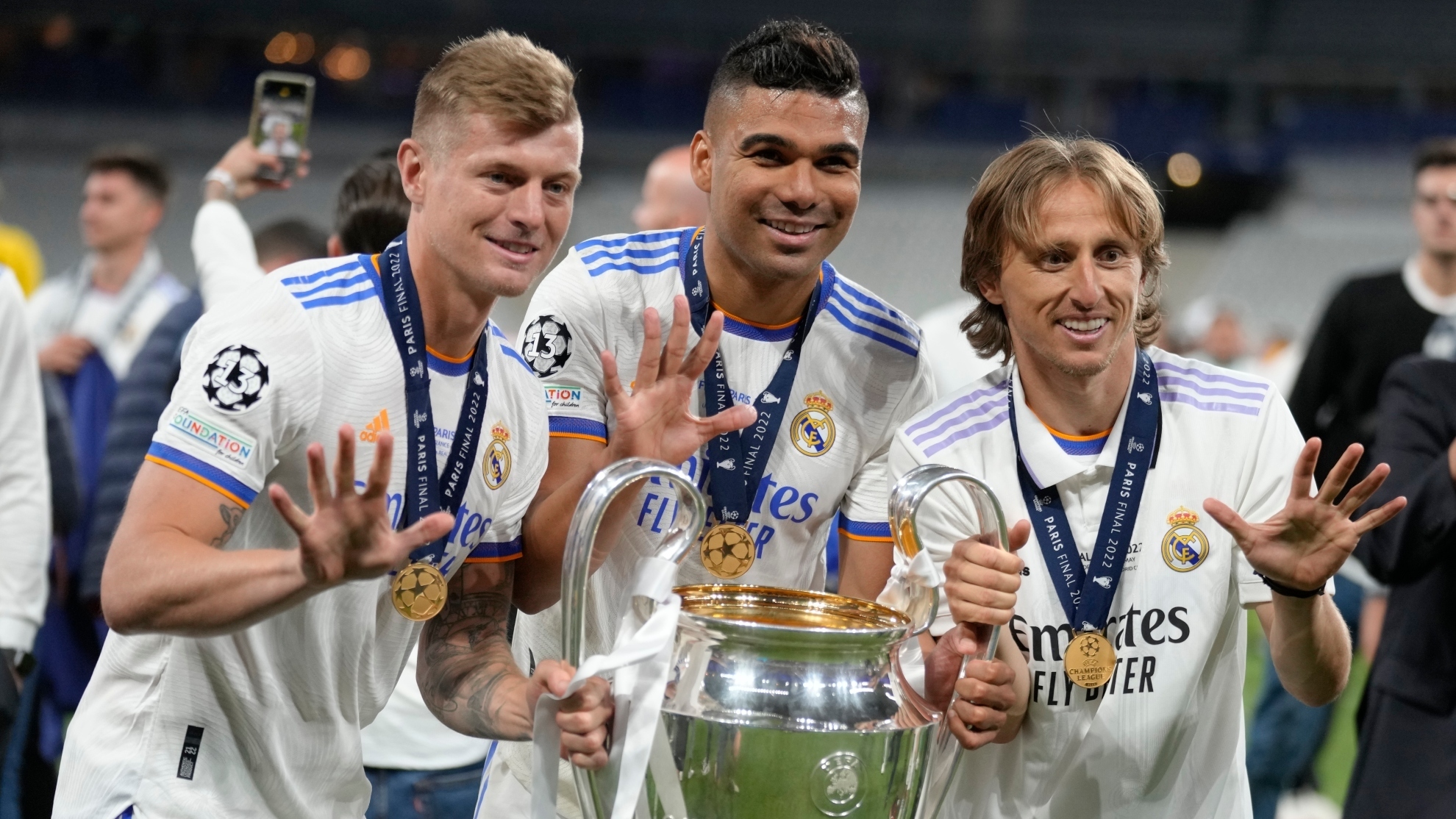 Modric, Kroos y Casemiro con el trofeo de la Champions.