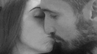 Chiellini besándose con su esposa, Carolina Bonistalli