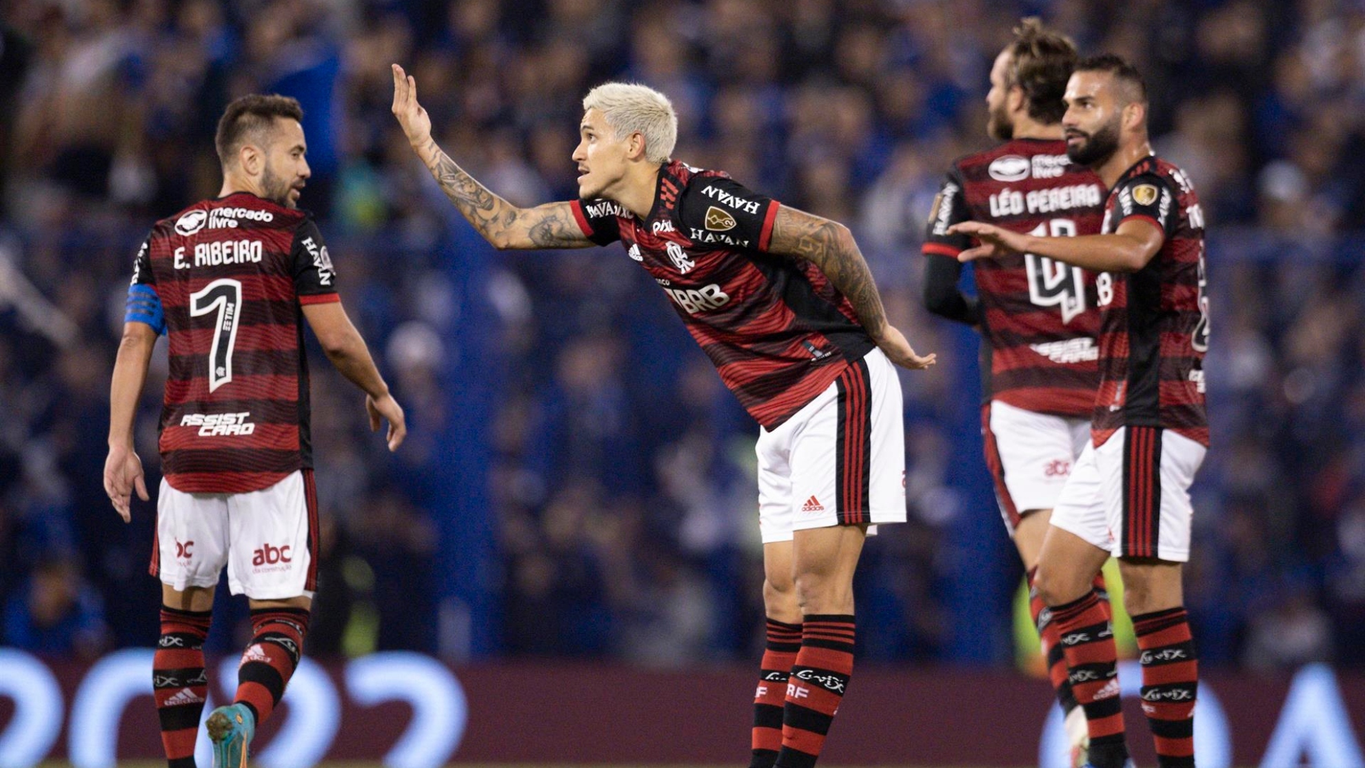 Jugadores de Flamengo celebran un gol.