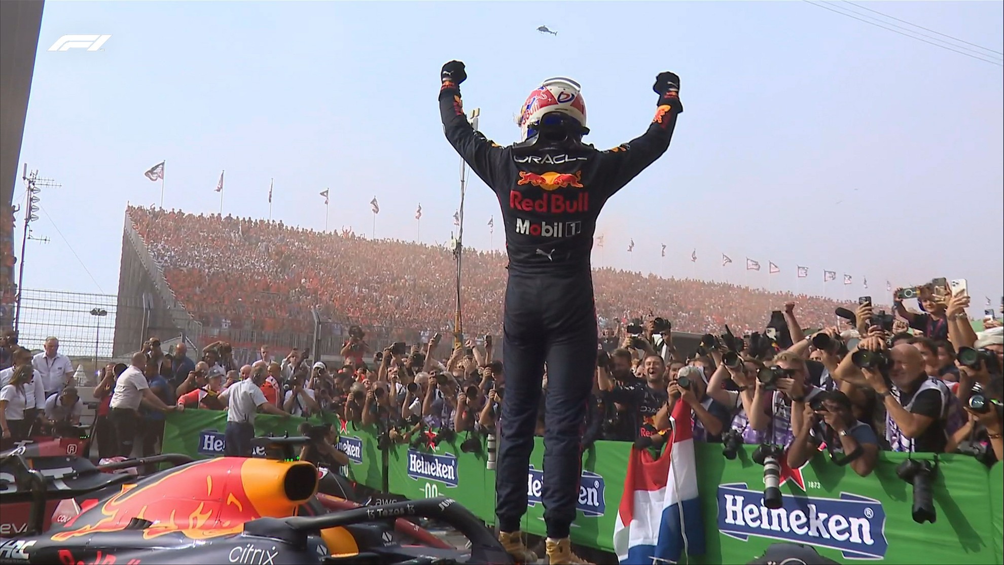 El piloto holandés celebra el triunfo.