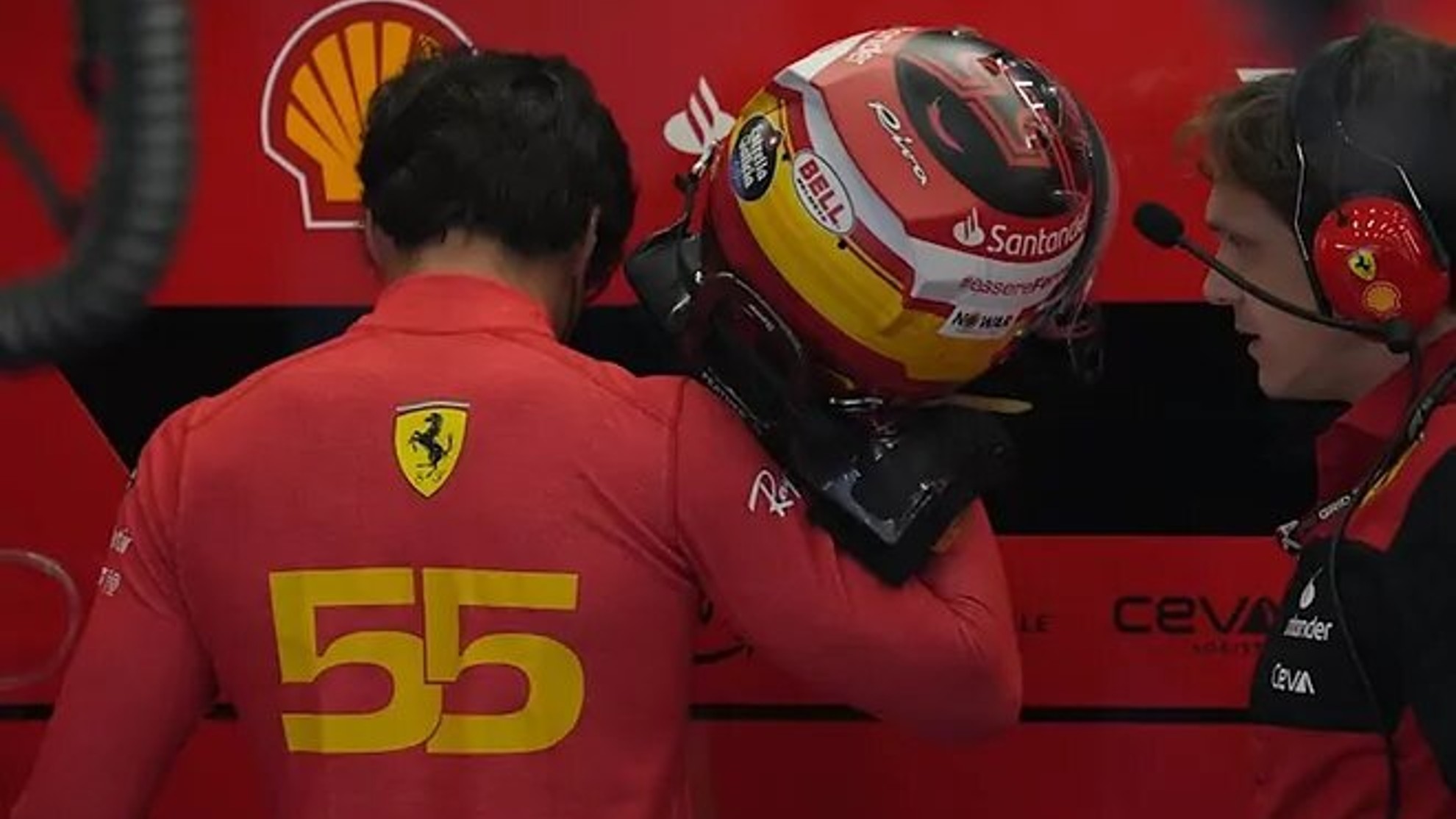 El piloto español en el box de Ferrari en Spa.
