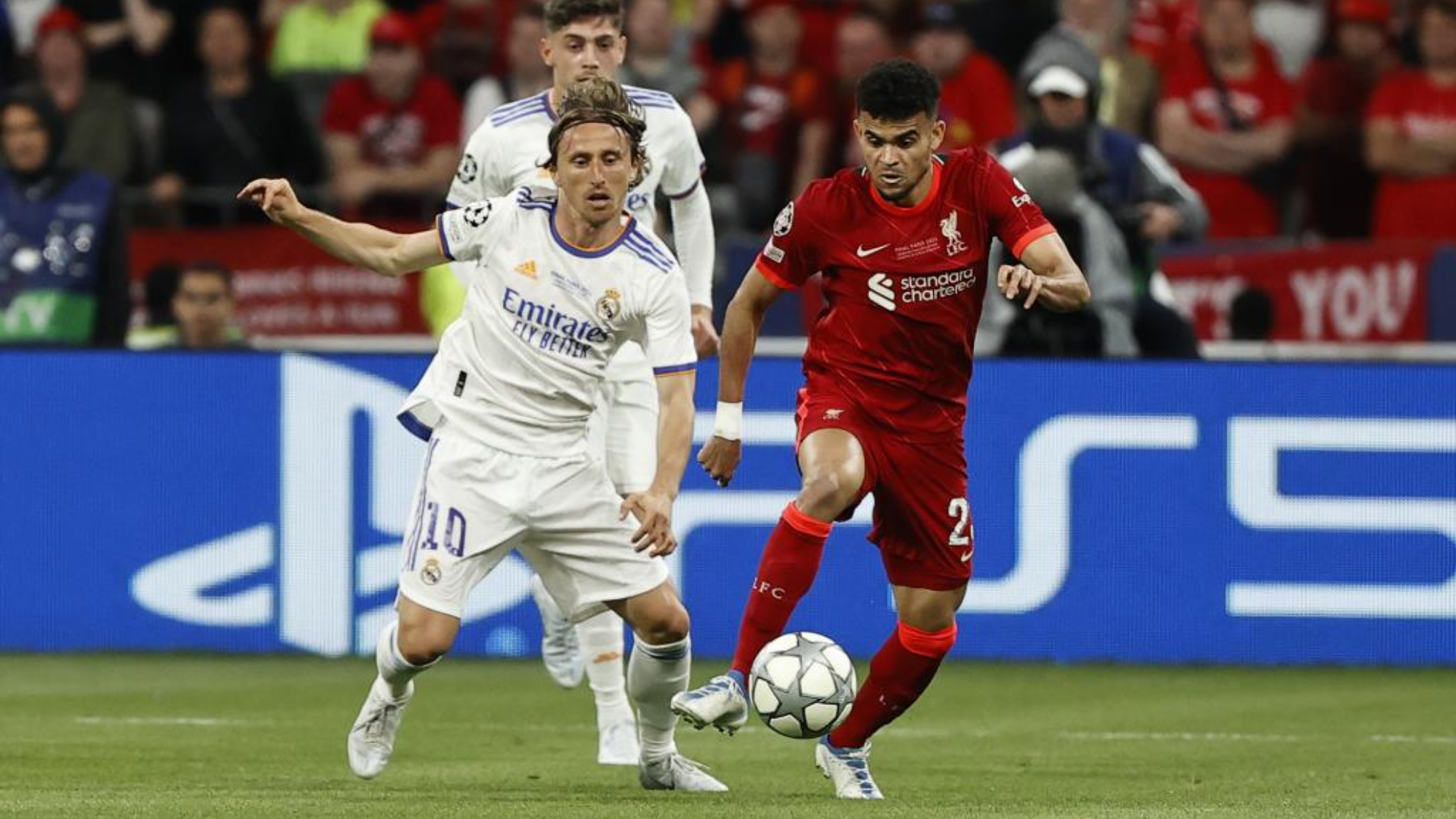 Luis Díaz pugna con Luka Modric durante la última final de la...