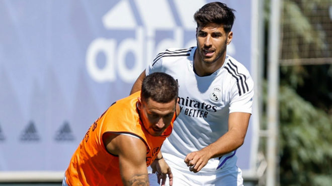 Eden Hazard y Marco Asensio, en una práctica con el Real Madrid.