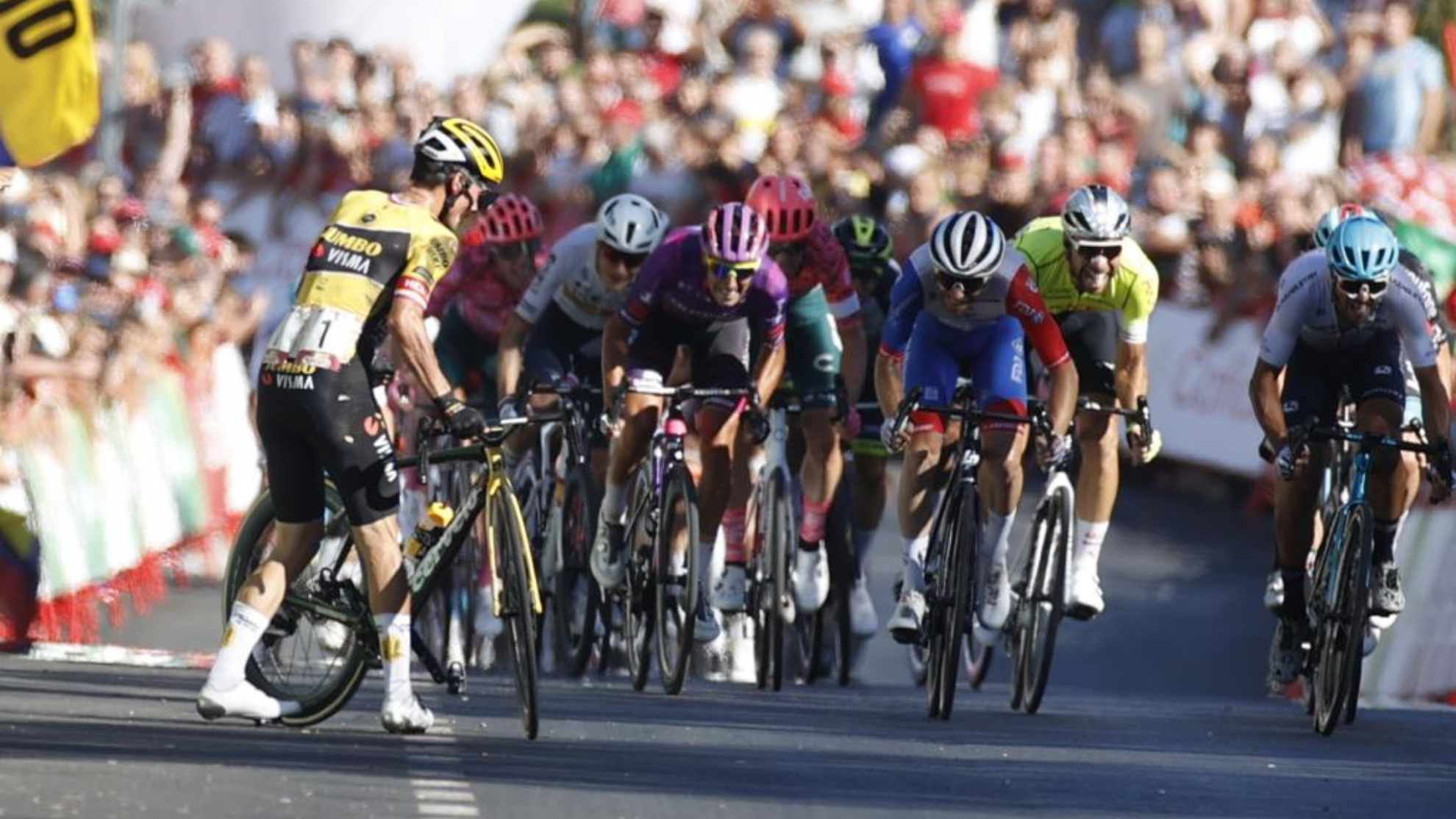 Primo Roglic tras su caída en la etapa de La Vuelta de este martes