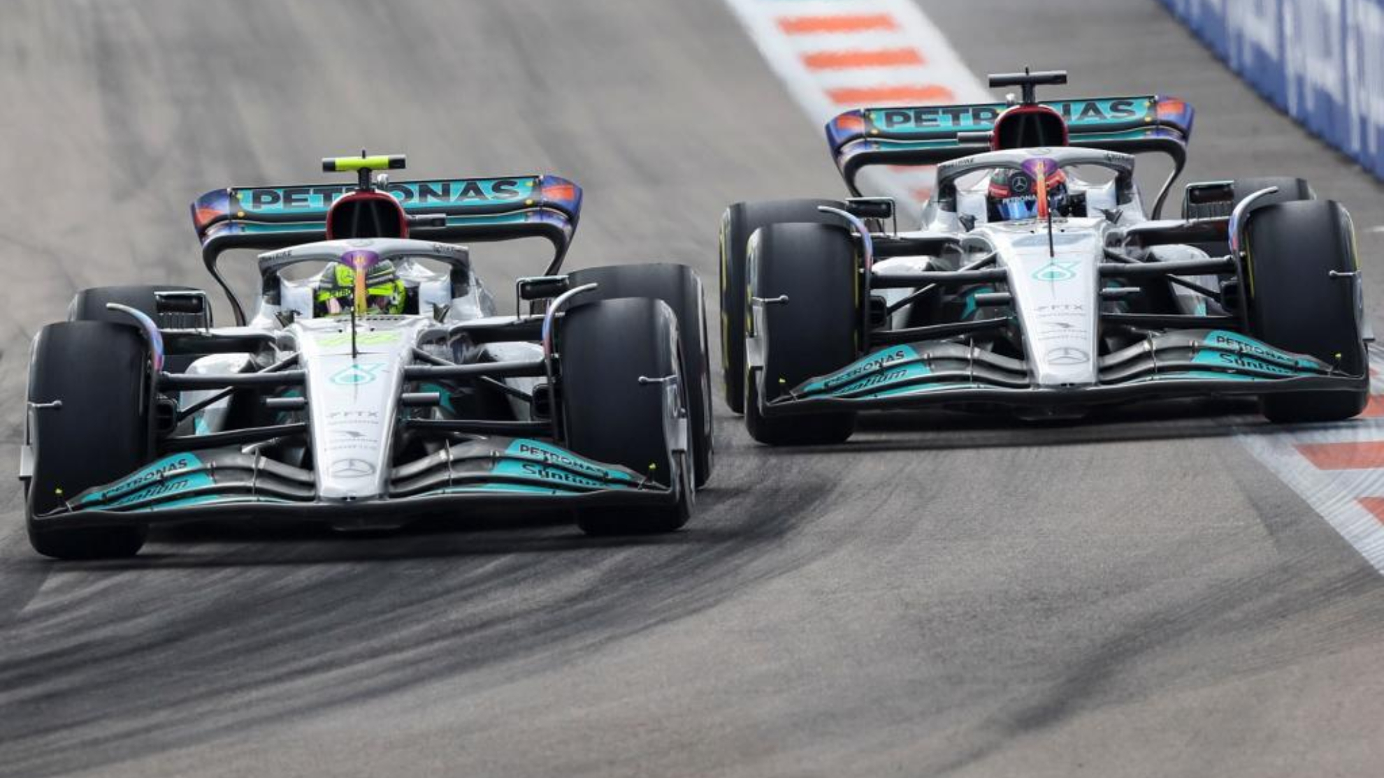 Lewis Hamilton y George Russell durante la disputa de un Gran Premio