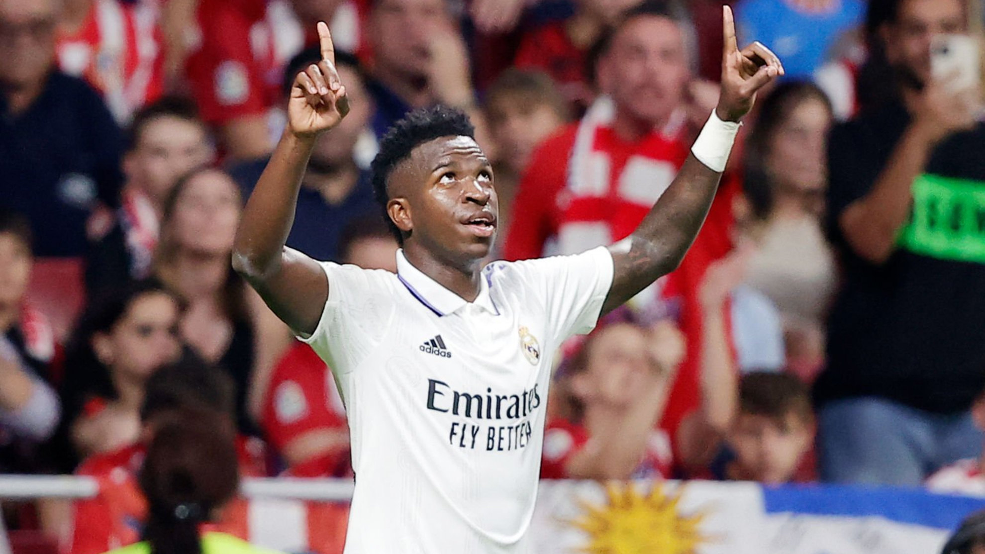 Vinícius mira al cielo como sinónimo de agradecimiento.