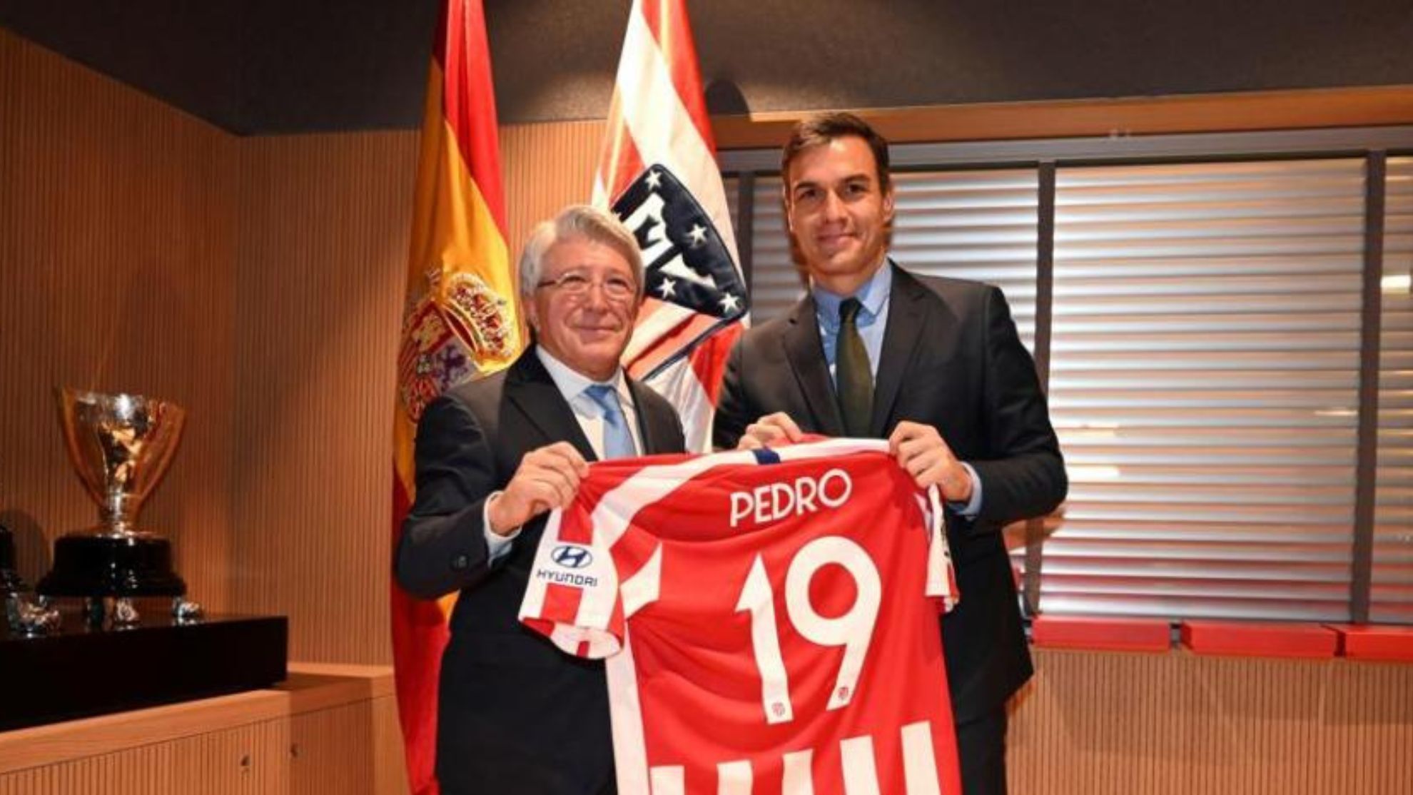 Pedro Sánchez con la camiseta del Atlético