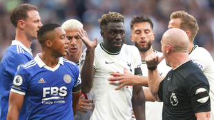 Dávinson Sánchez le reclama al árbitro del juego entre Tottenham -...