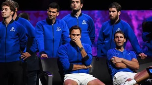 Federer, llorando tras el partido, junto a los miembros del equipo...
