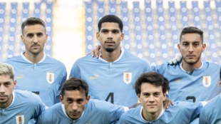 Araujo posa con sus compañeros de Uruguay antes del partido ante...