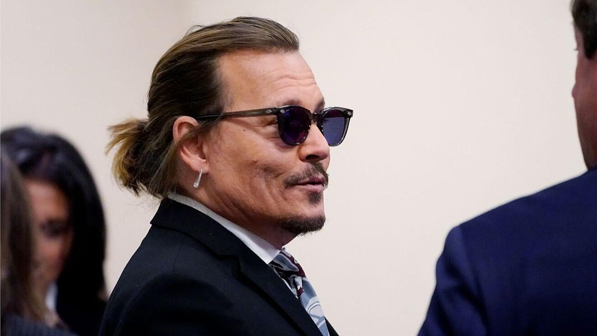 Johnny Depp mantiene un romance con una de sus abogadas.