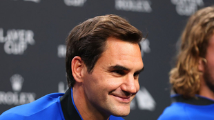 Roger Federer sonríe en una conferencia de prensa.