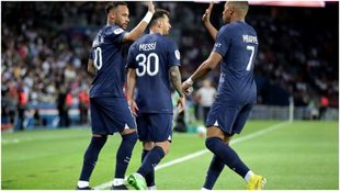 Neymar, Mbappé y Messi celebran un gol