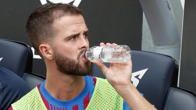 Pjanic bebe agua estando en el banquillo en su etapa del Barcelona