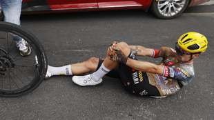 Roglic, tras su caída en el Tour que le produjo la lesión en el...
