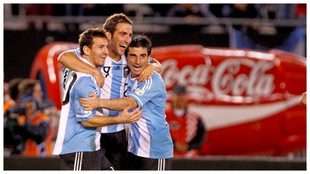 Messi se abraza a Higuaín tras un gol con Argentina