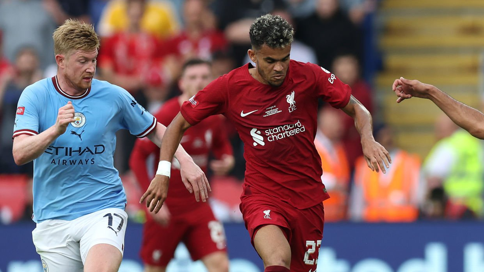 Luis Díaz, ante la marca de Kevin De Bruyne.