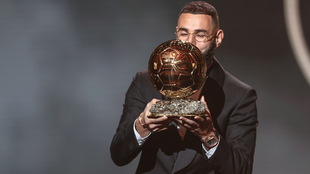 Karim Benzema besa el premio.