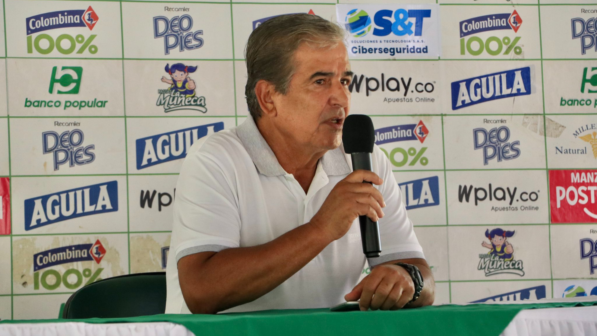 Jorge Luis Pinto en rueda de prensa.