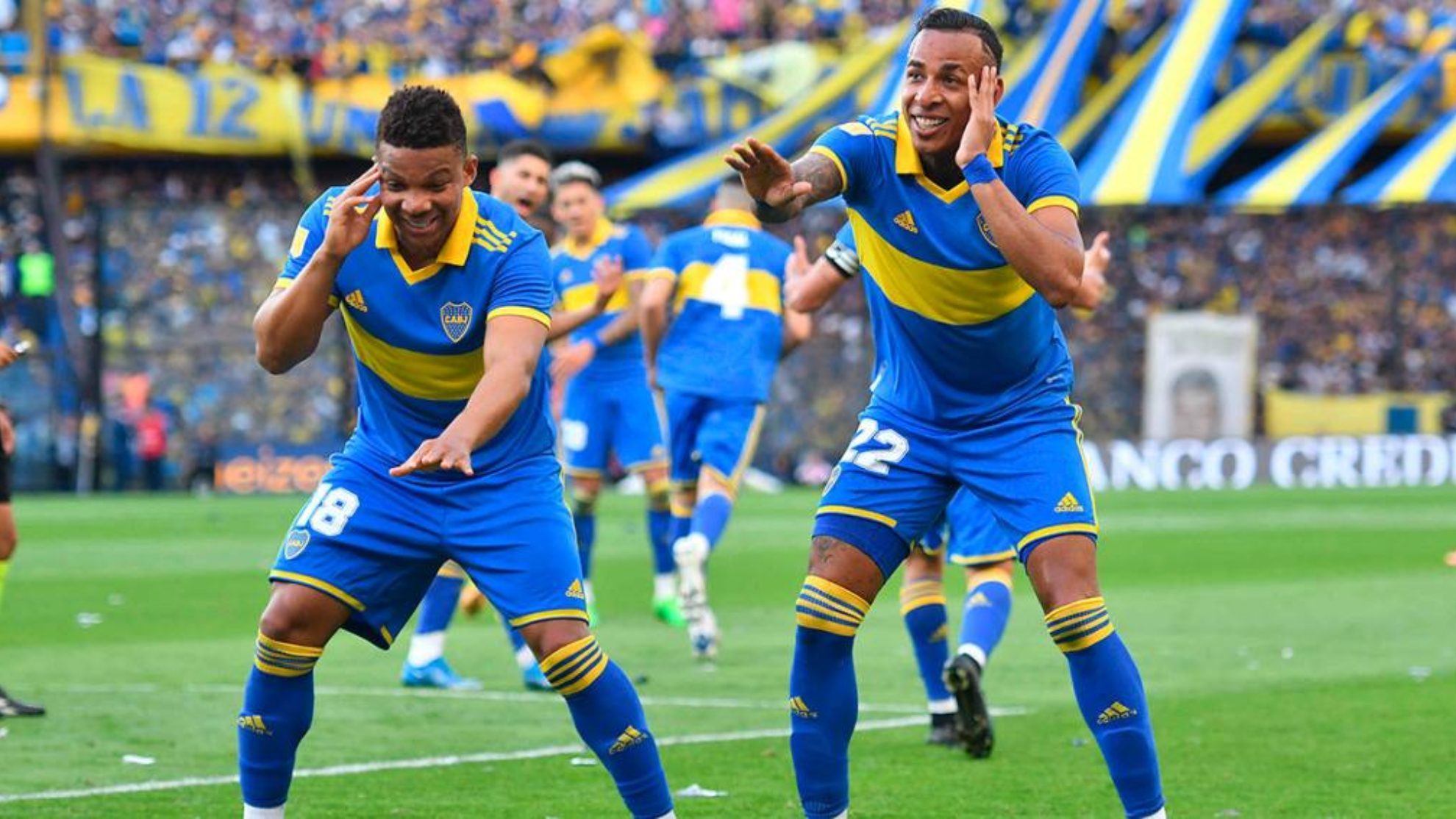 Frank Fabra y Sebastián Villa celebran un gol.
