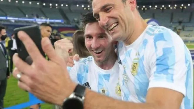 Messi y Scaloni festejan el título de Argentina en la Copa América...