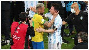 Neymar y Messi se abrazan tras un duelo entre Argentina y Brasil