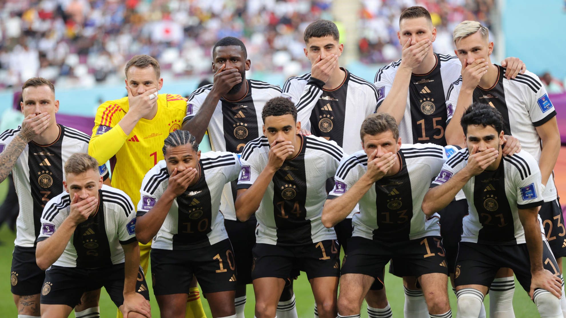 Los jugadores de Alemania tapándose la boca en la foto del equipo.