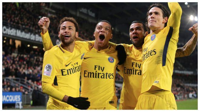 Neymar, Alves, Mbappé y Cavani celebran un gol con el PSG