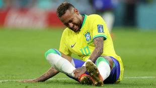 Neymar se duele de su tobillo derecho en un partido con Brasil