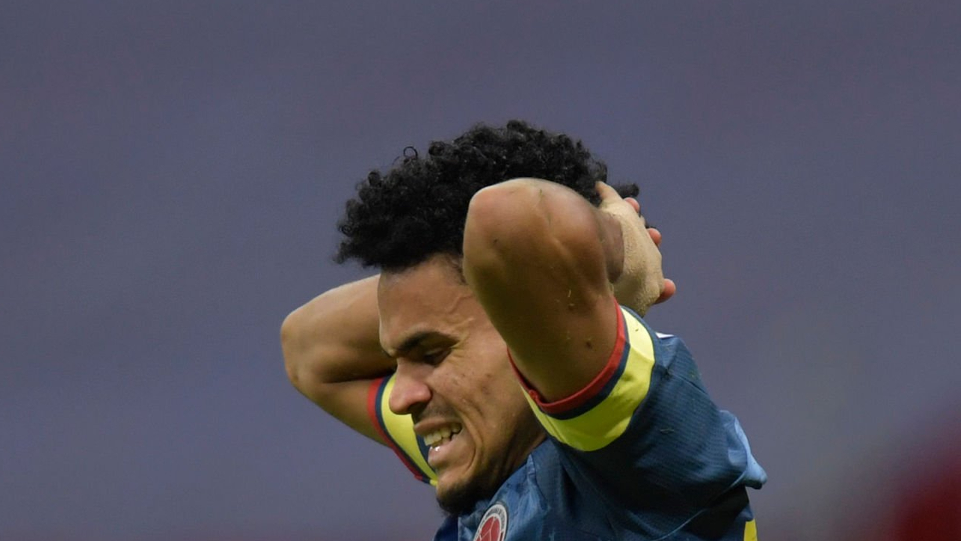 Luis Díaz se toma la cabeza en un juego con la Selección Colombia.