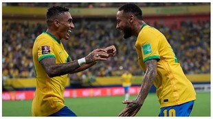 Raphinha y Neymar celebran un gol.