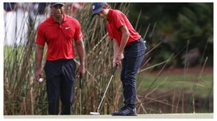 Tiger Woods y su hijo Charlie, juntos en el PNC Championship de 2021