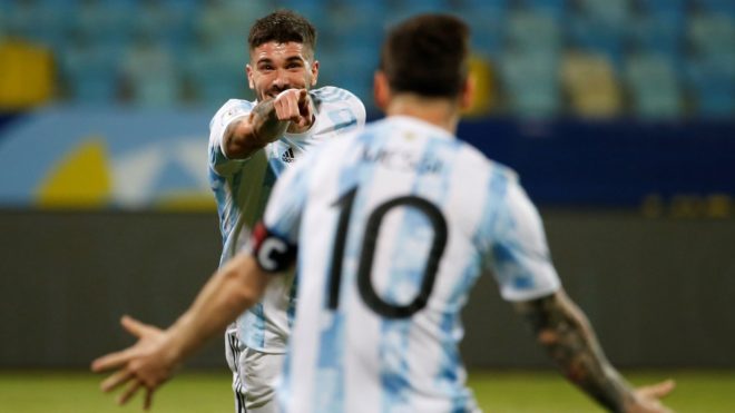 De Paul celebra con Messi un gol con Argentina
