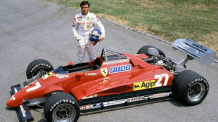 Patrick Tambay, junto a un vehículo de Ferrari.