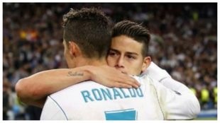 Cristianoy James se abrazan durante un partido con el Real Madrid